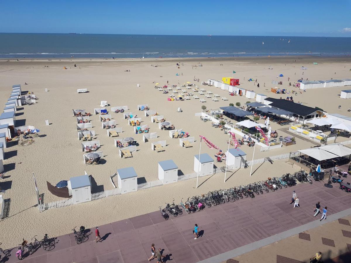 Modern appartement met frontaal zeezicht en privé parking Knokke-Heist Exterior foto